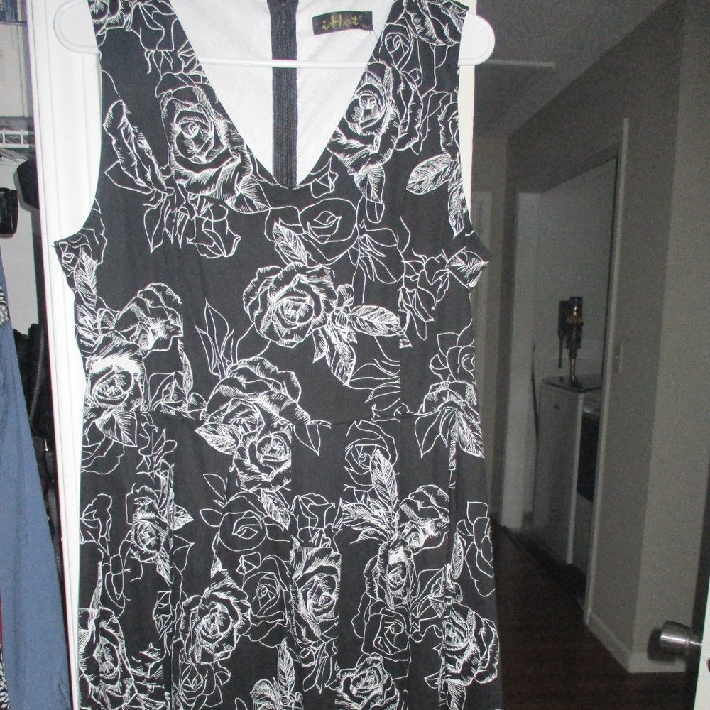 XXL iHot A-Line Midi Black & White Floral Sleeveless Dress